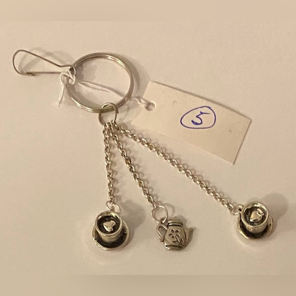 NEW!!! Novelty brooches & keychains - Picture 6 of 6